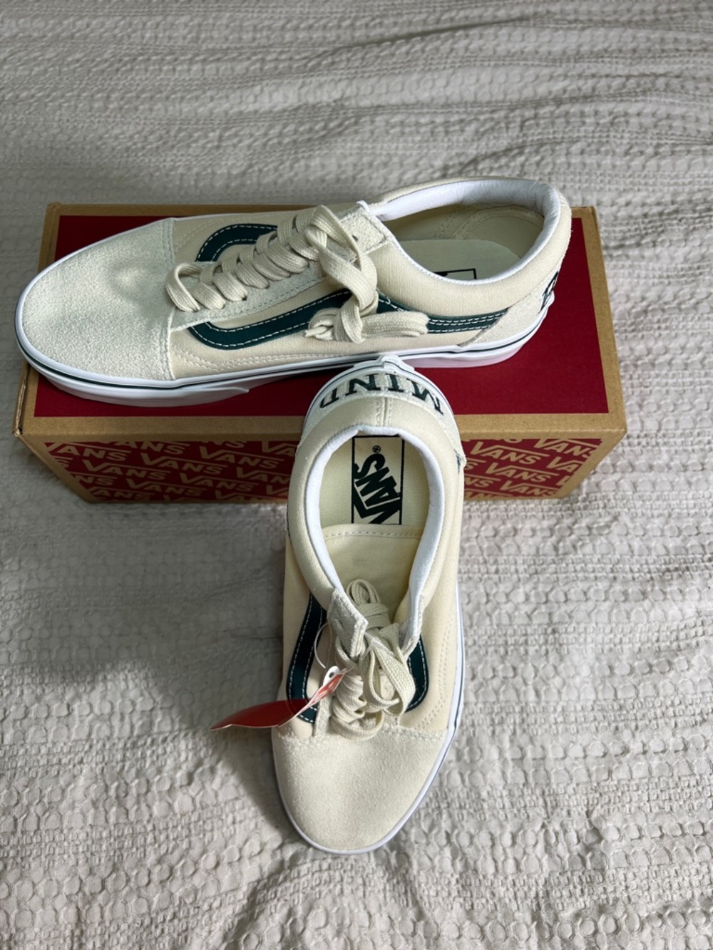 Vans Cream Low-Top Sneakers with Dark Green Side Stripe Mens 6.5 women’s 8